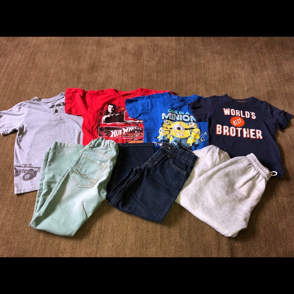 Boys lot of 4 tees, 2 jeans & 1 pair play sweats